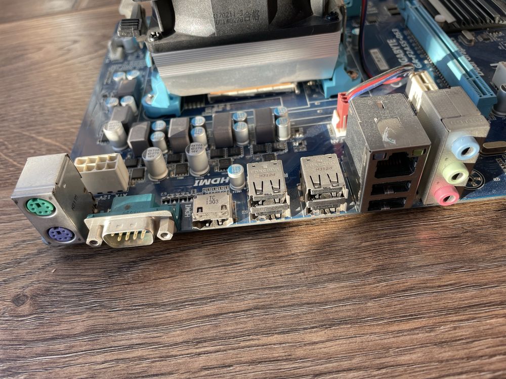 Материнська плата GIGABYTE GA-F2A55-DS3