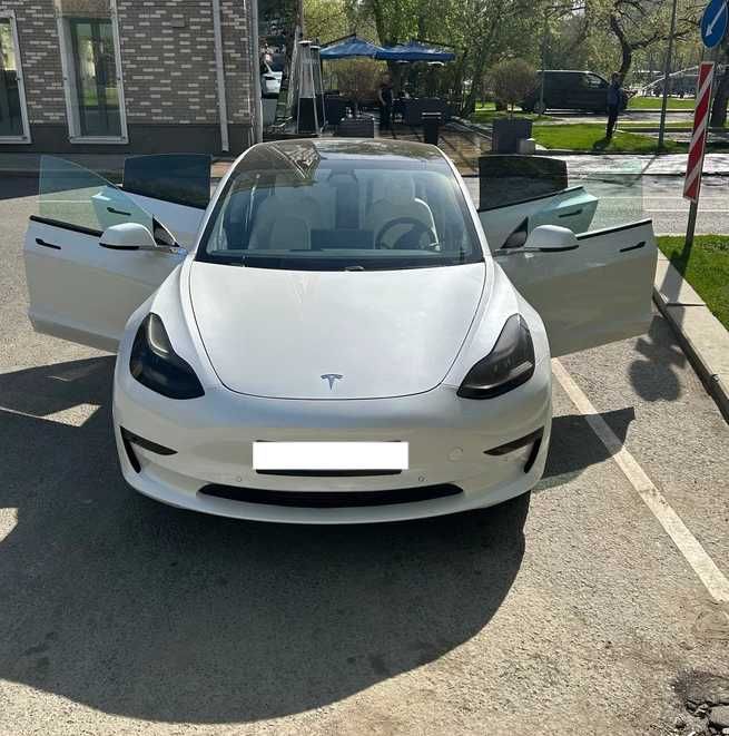Tesla 3 2020 року