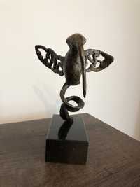 Rzeźba brąz marmur, ptak koliber