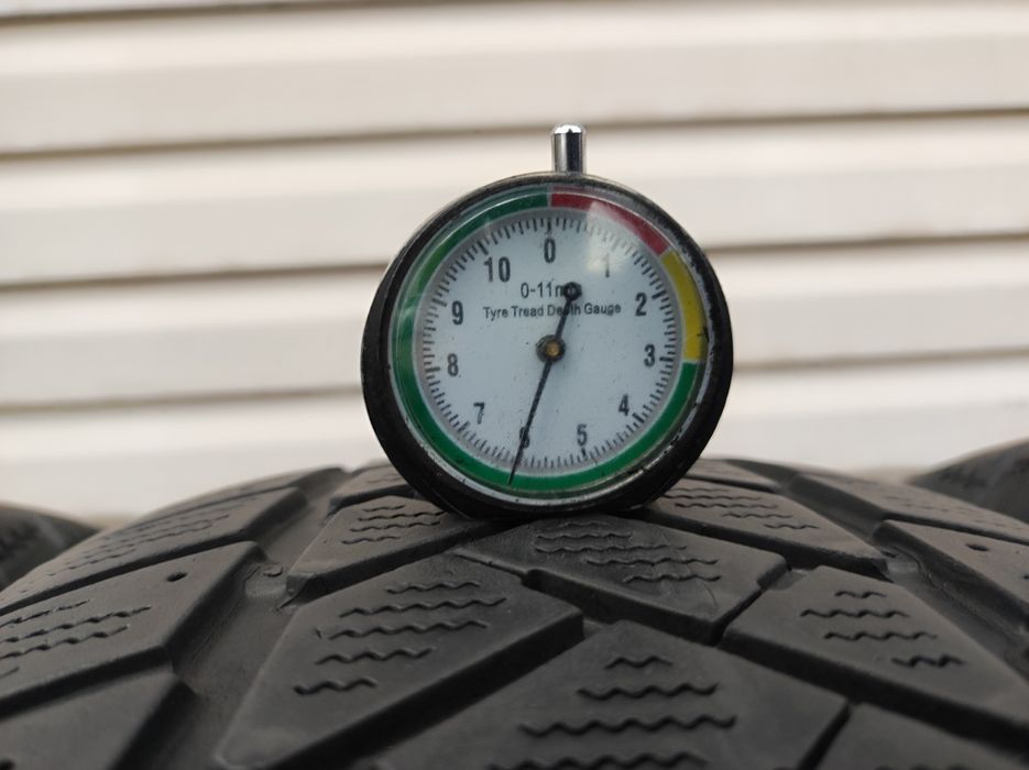 215.60.17c komplet opon zimowych Dunlop