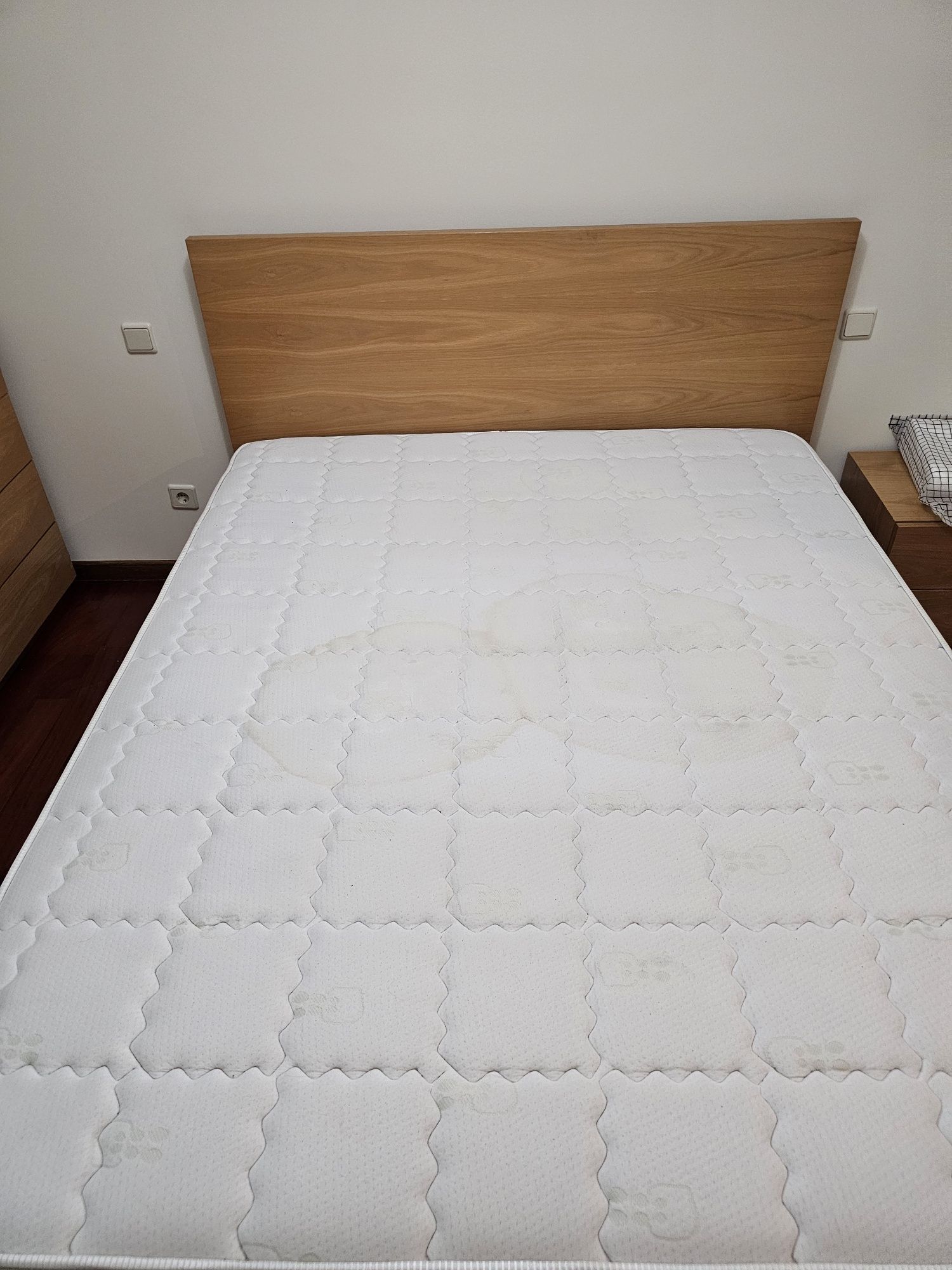 Cama casal + colchão ortopédico.