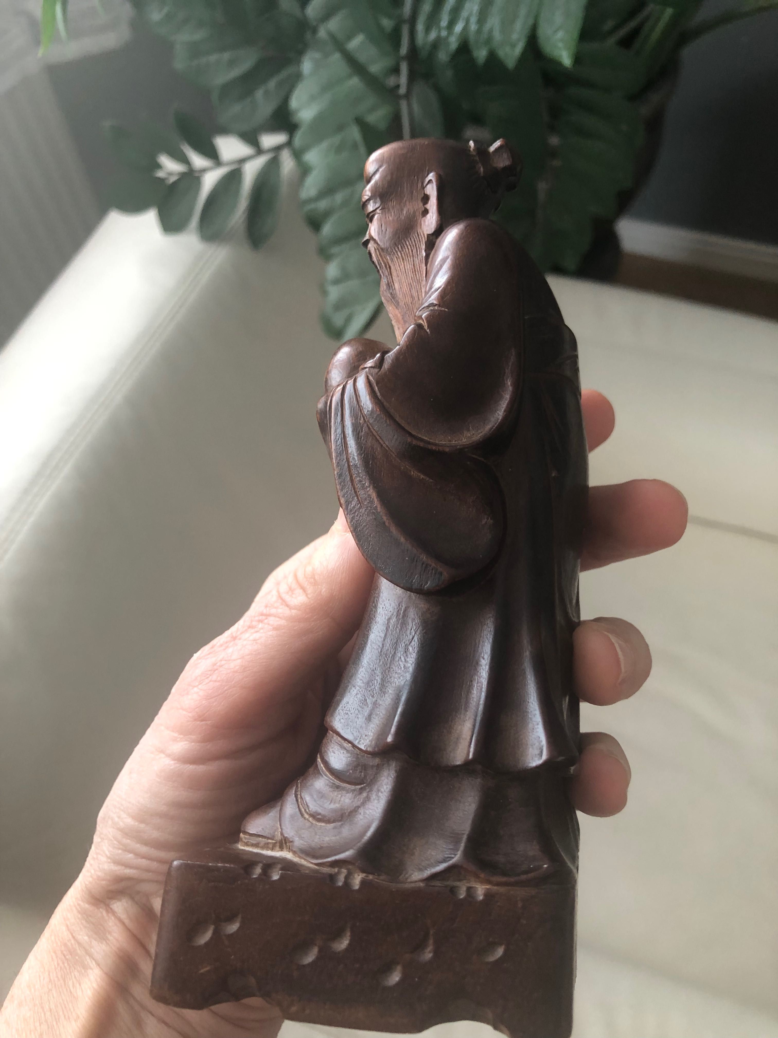 Figurka rzeźba Konfucjusz drewno