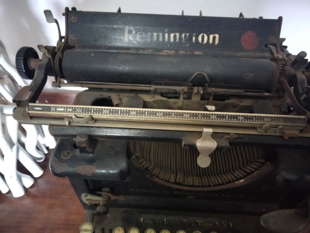 Máquina de escrever antiga em ferro, Remington N 12.
Ano 1929.