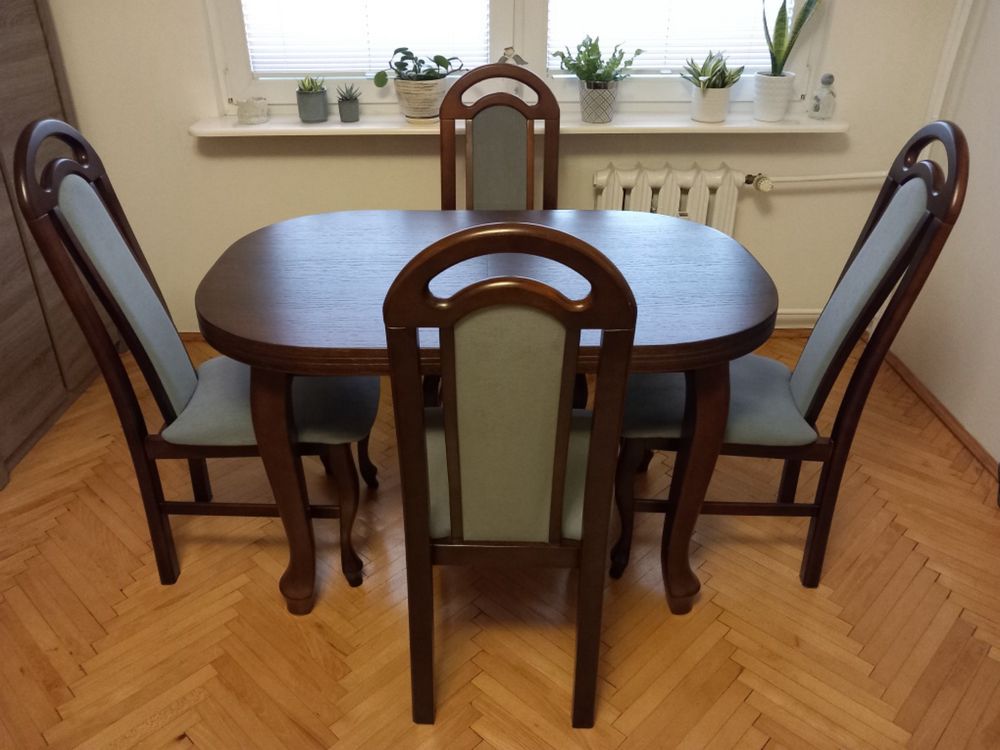 Sprzedam rozkładany stół z 4 krzesłami