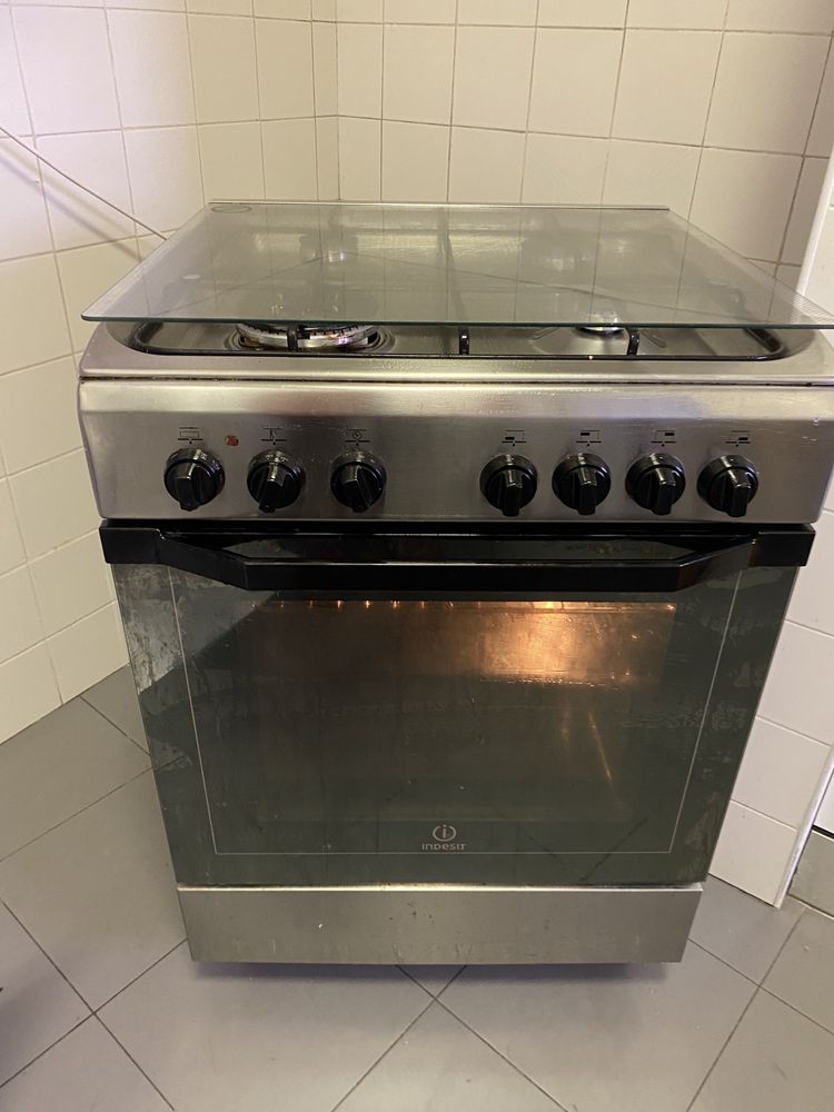 Fogão gas + forno eletrico Indesit/ Indesit gas stove + electric oven
