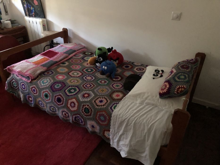 Cama individual em bom estado