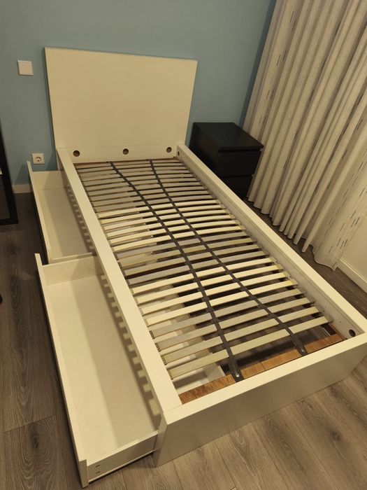 1 cama de solteiro com estrado, 1 roupeiro de 2 portas e 2 cómodas