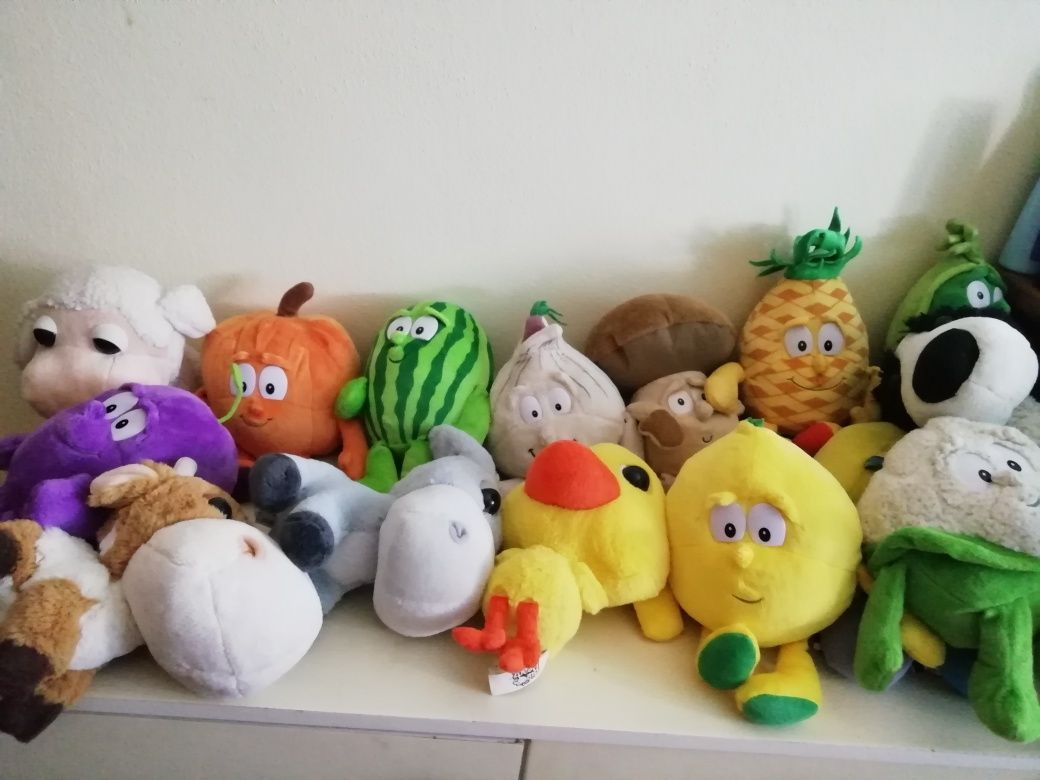 Várias peluches de várias colecçães