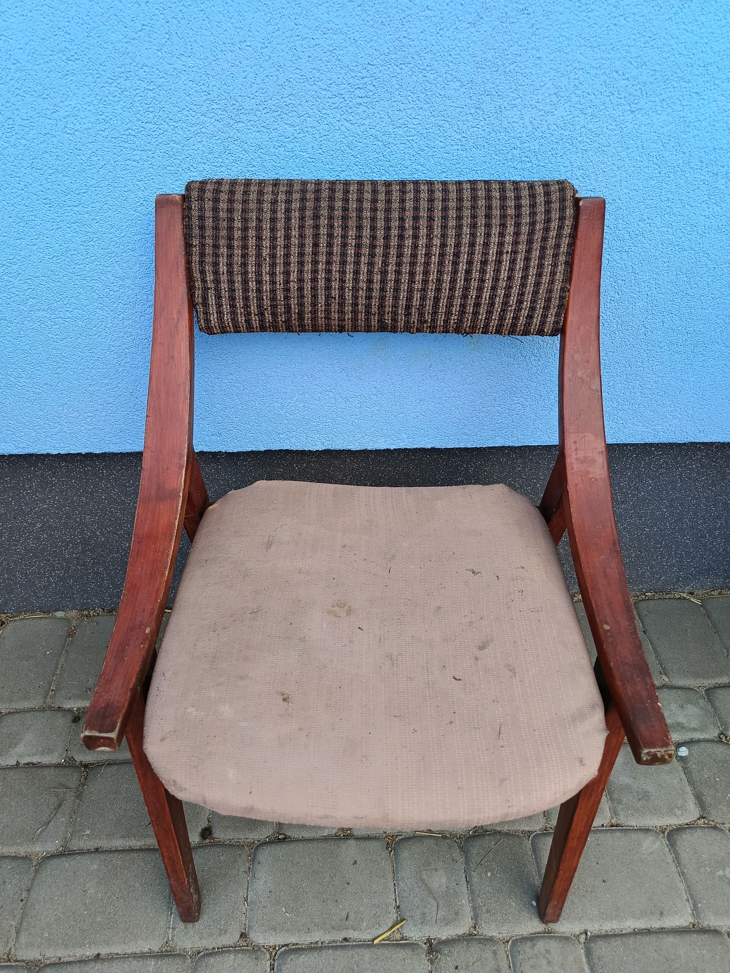 Skoczek krzesło zabytkowe tapicerowane prl Kędziorek