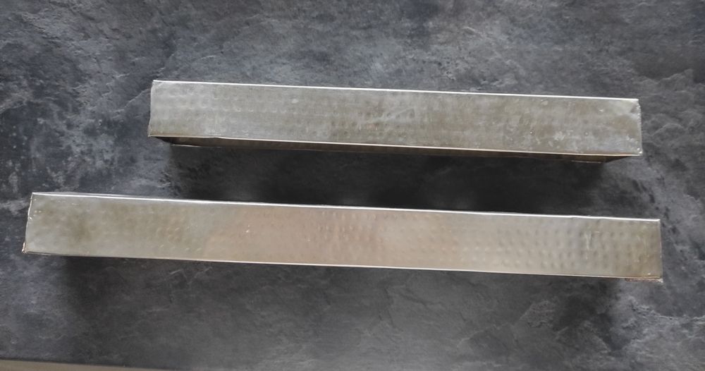 Dwa aluminiowe świeczniki