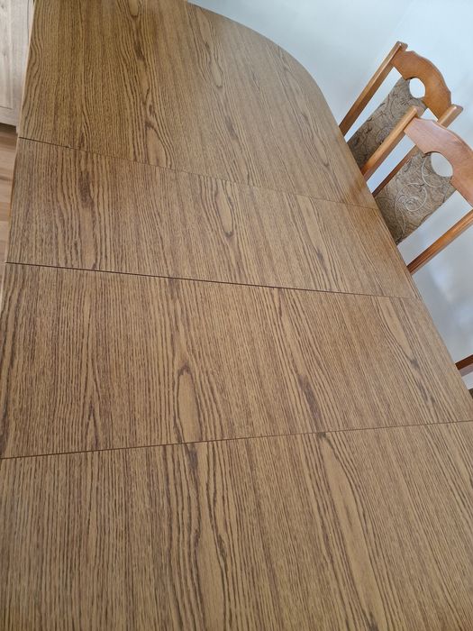 Duży stół rozkładany z krzesłami