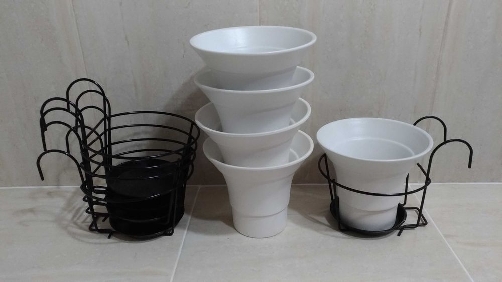 Vasos de Barro e Plástico em Branco e Jarras de Vidro