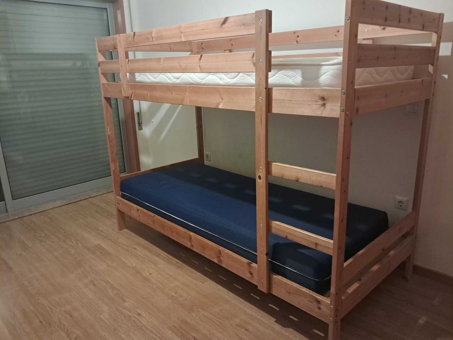 Vendo Beliche de madeira e 2 colchões
