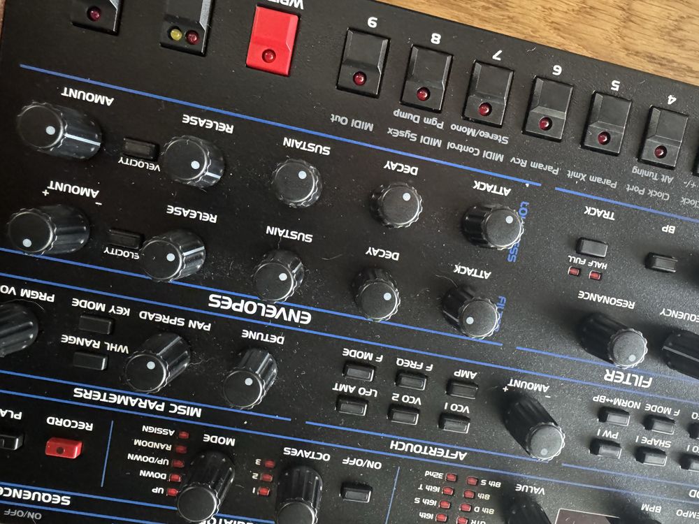 Sintetizador desktop Sequential OB-6