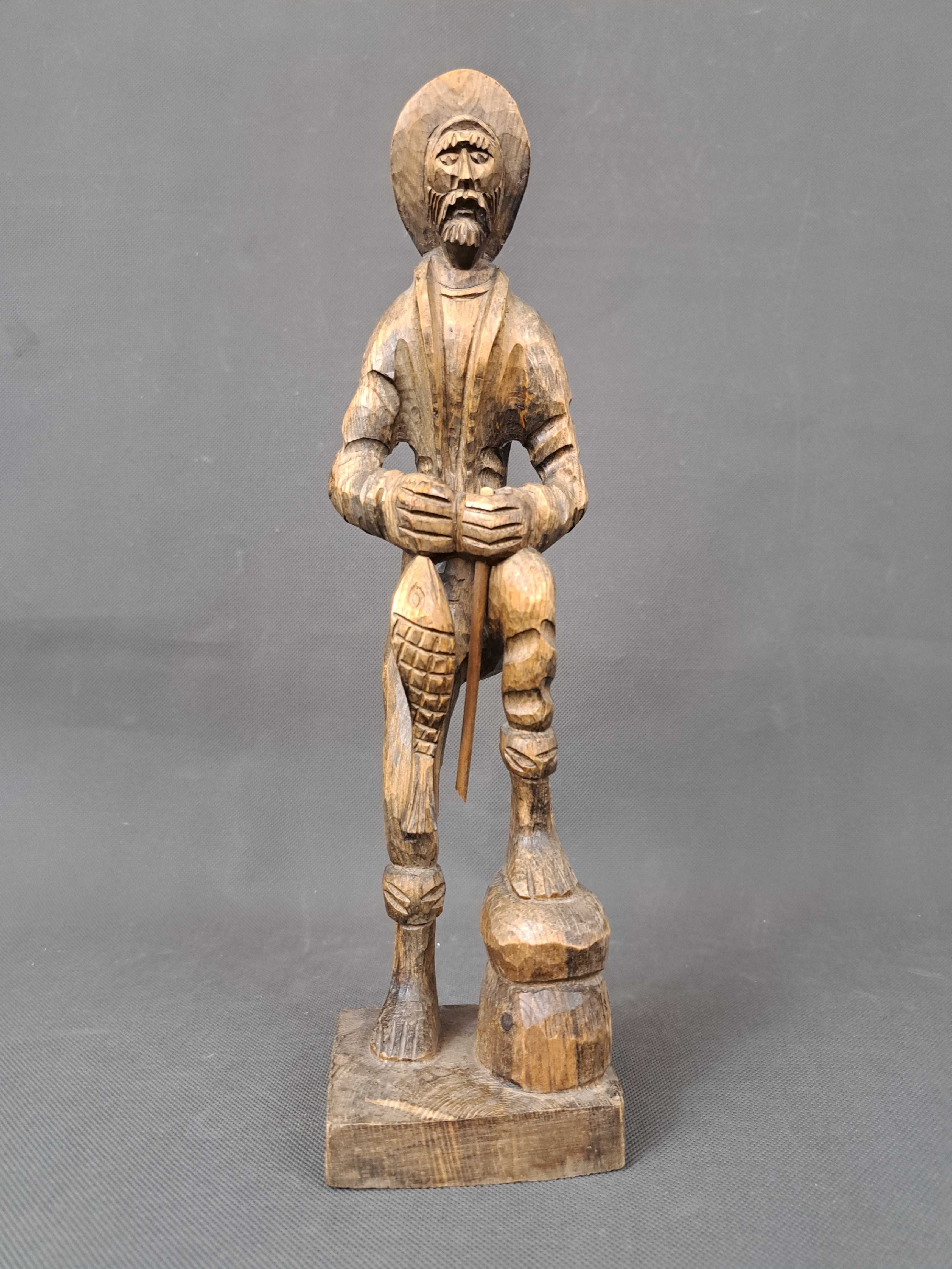 Rybak, rzeźba drewniana, wys. 34 cm