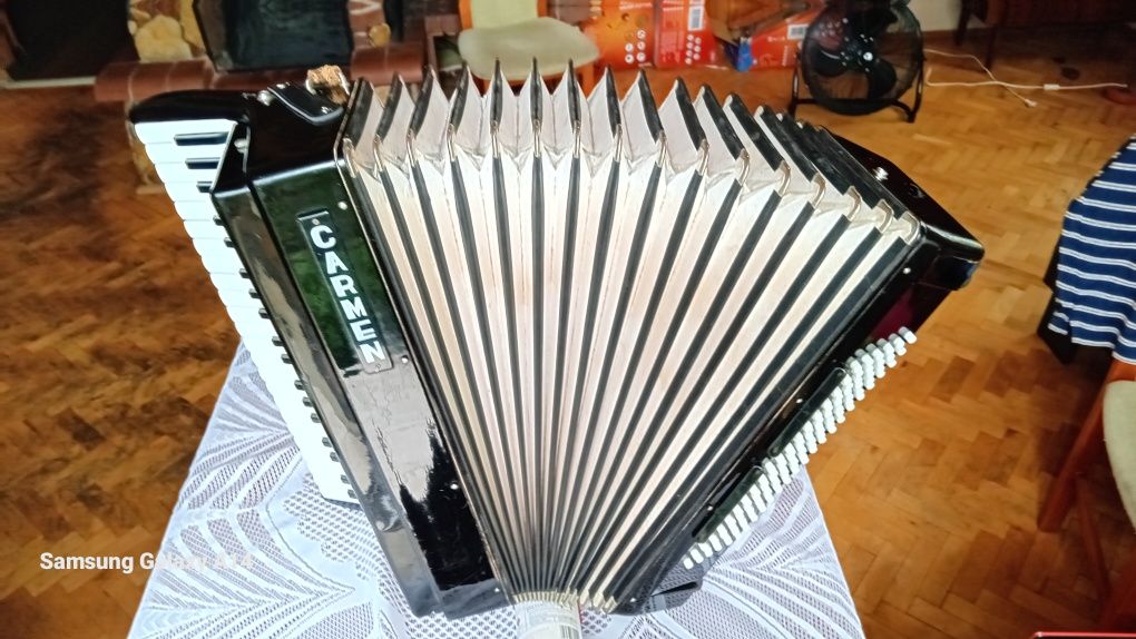Akordeon carmen 120 basów 4 chórowy .Stan bardzo dobry