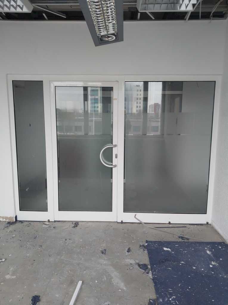 Witryna z drzwi aluminiowe 293 x 215 cm