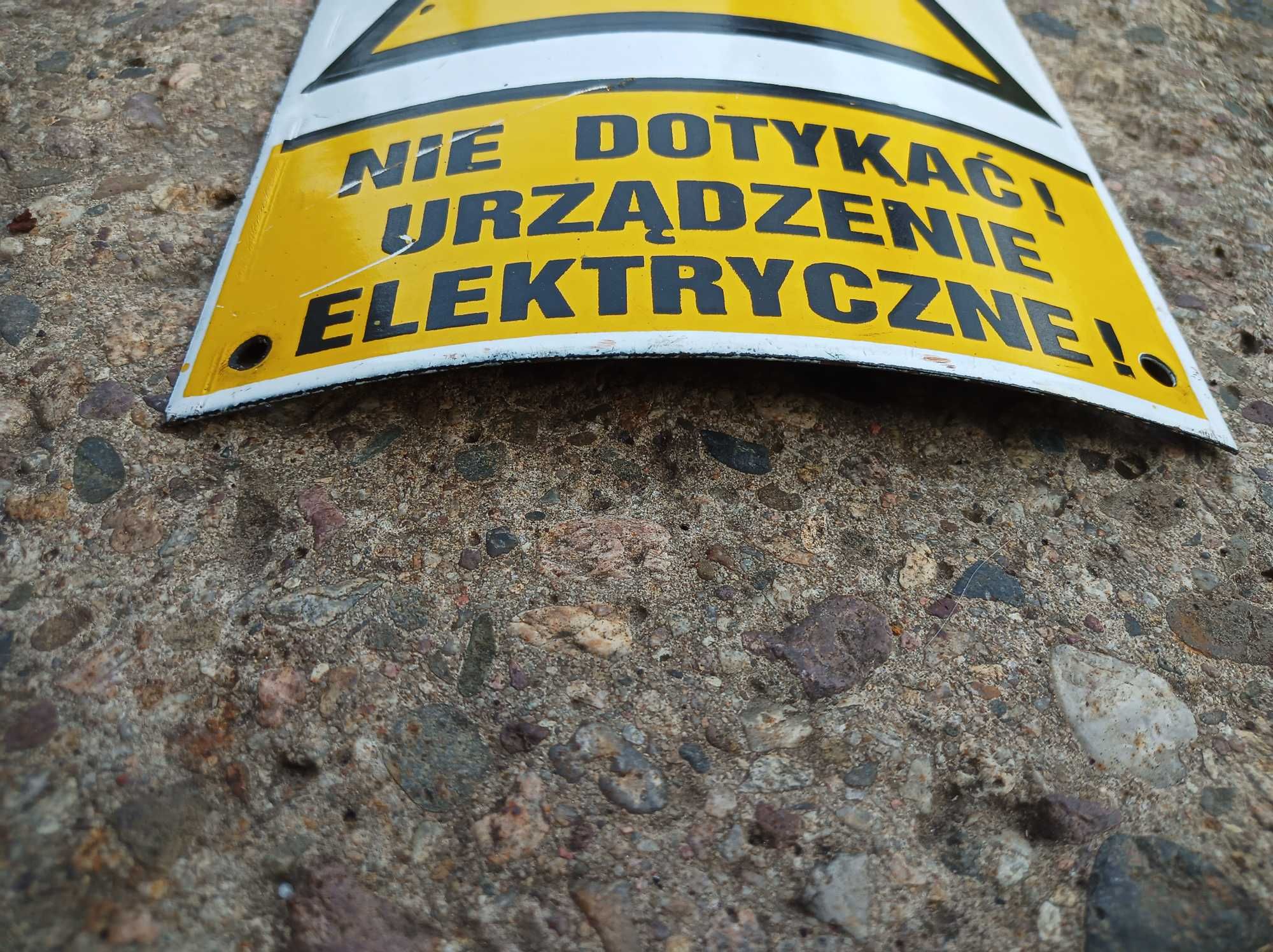 Stara tabliczka na słup Nie dotykać urządzenie elektryczne piorun