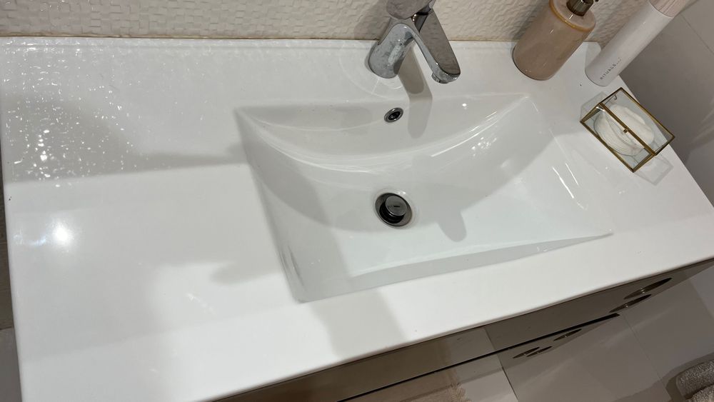 Móvel WC com lavatório e torneira