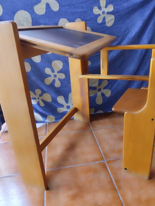 Secretária escolar antiga com tampo reversível