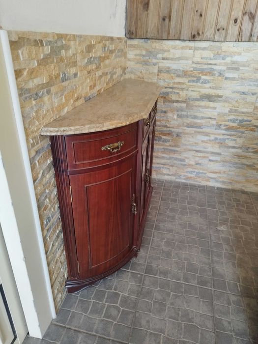 Sapateira em mármore e madeira