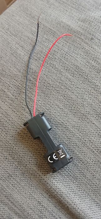 Ulepdzony Koszyk na baterie 2xAA 1.5V 
Długość przewodów ok. 150mm