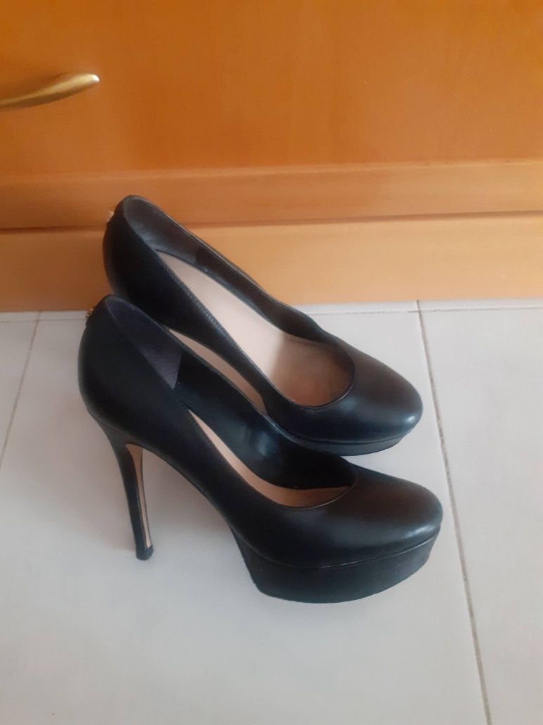 Sapatos pretos Salto Alto e fino ( GUESS ) C/ Novos