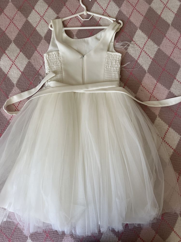 Нарядное платье со сьемной брошью Beggi 140 см