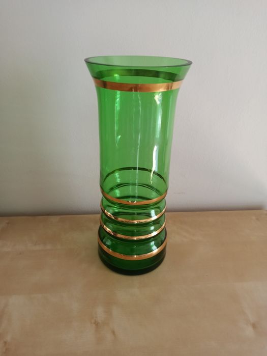Zielony wazon złote paski