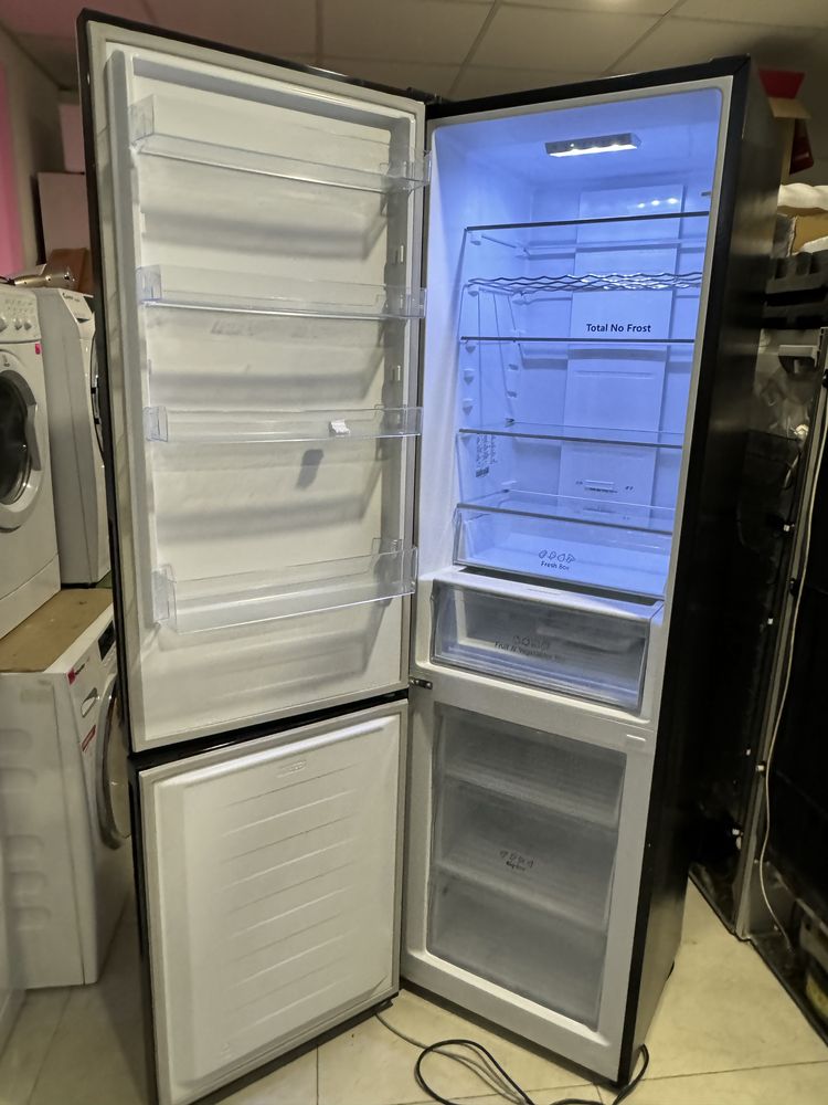 Hisense 2 м. чорне скло  No Frost холодильник hh22210