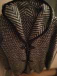 Sweter z kapturem.