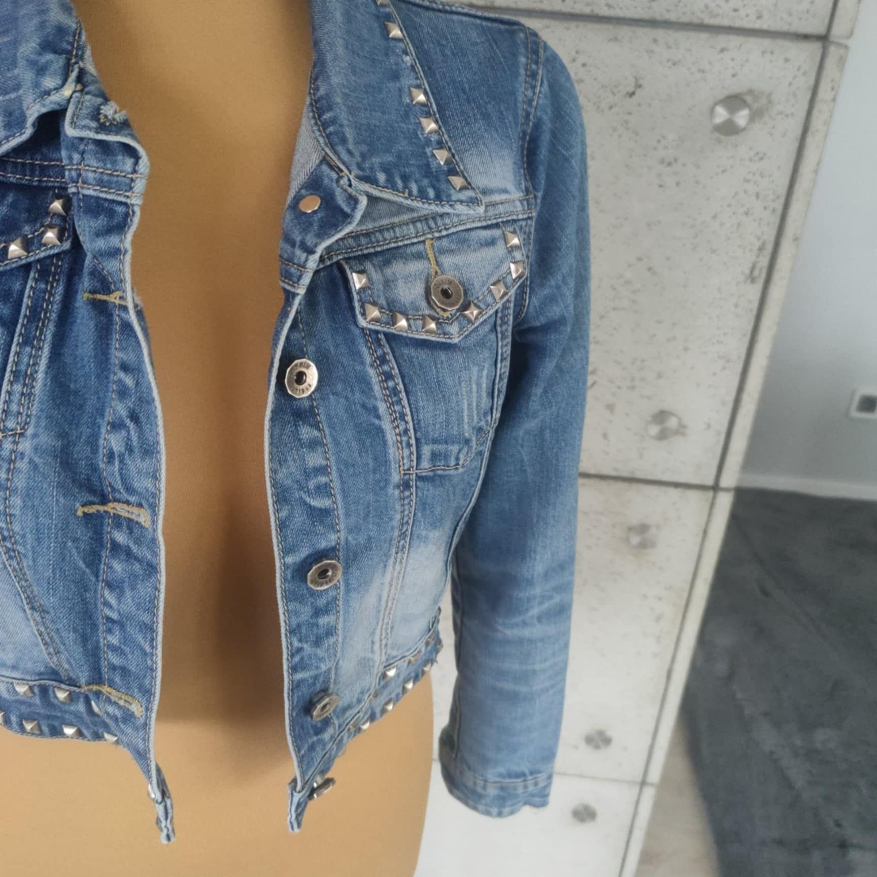 Jeansowa krótka katana bluza kurtka S 36 z ćwiekami