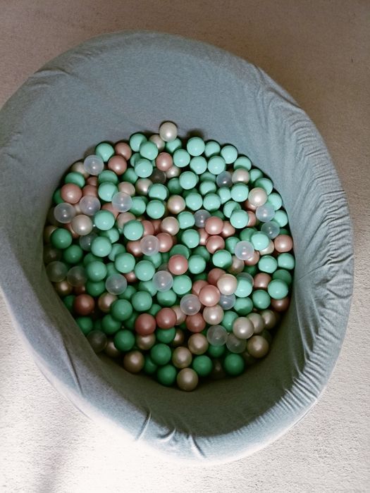 Szary basen z kulkami