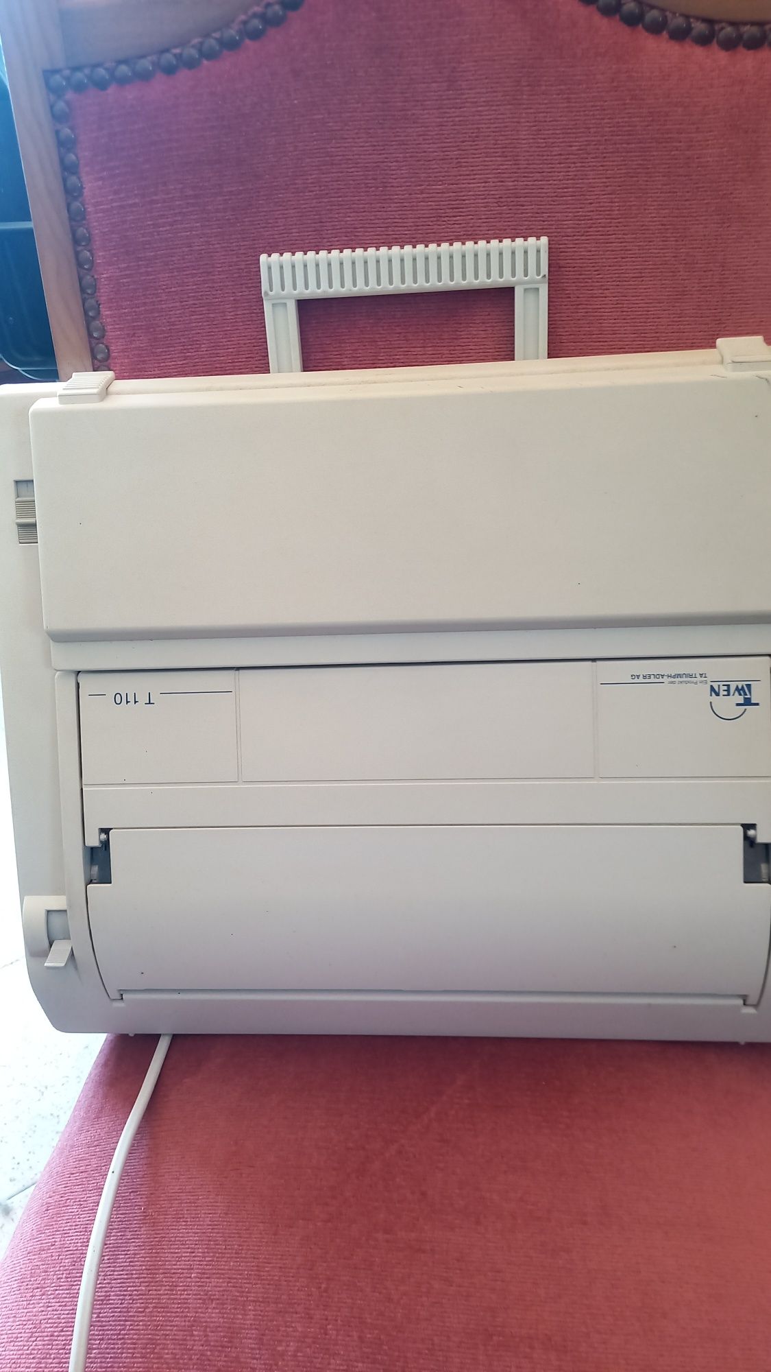 Máquina de escrever elétrica.