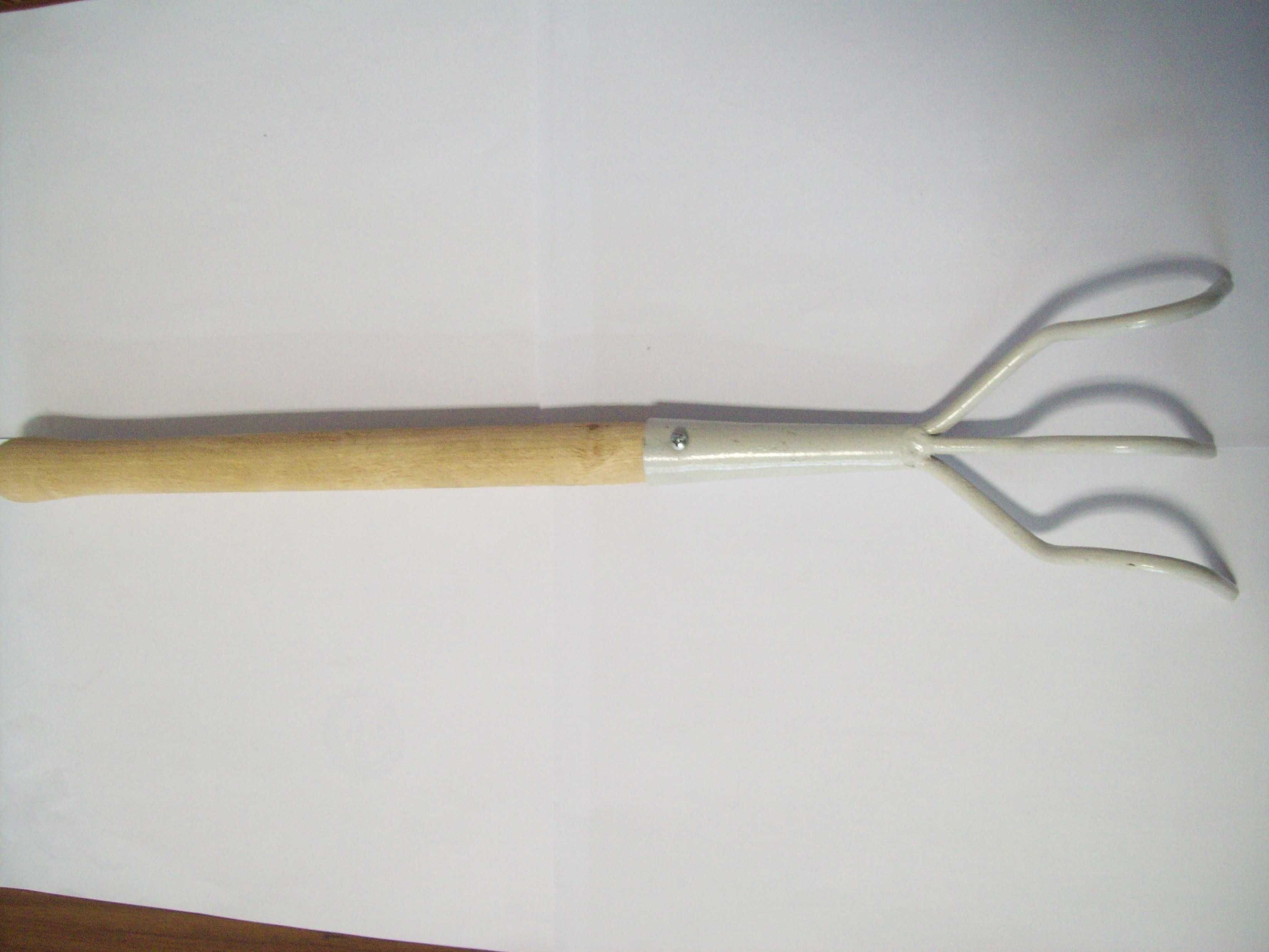 Рыхлитель 3-х зубый с ручкой (мотыжки 3-х видов) Украина.