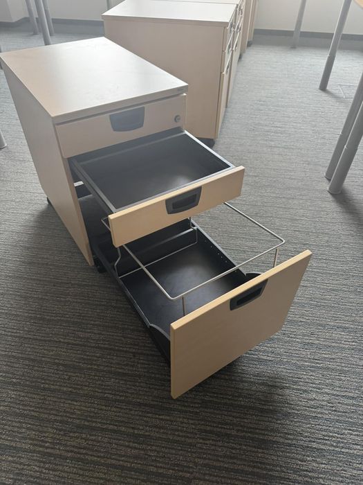 Професійні комп'ютерні столи Kinnarps (Швеція)