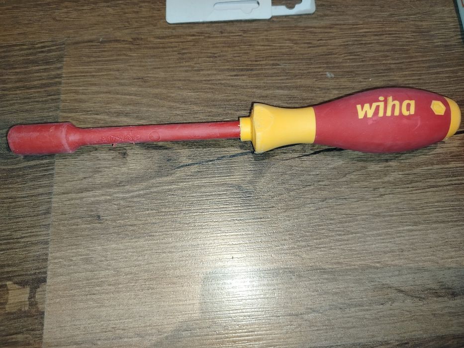 Narzędzia wkrętaki, szczypce, akryl.