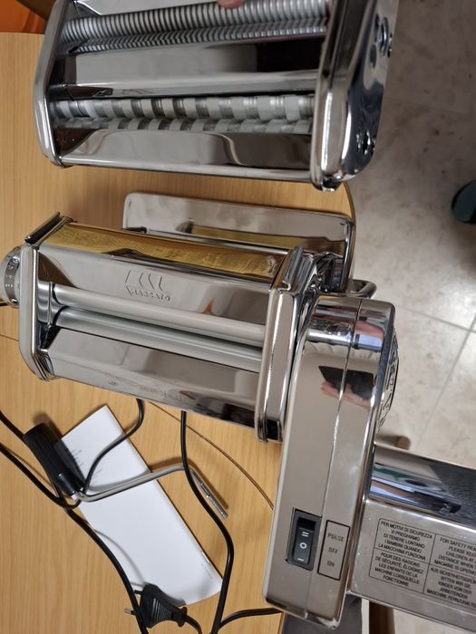 Máquina eléctrica e manual de esticar massa e cortar NOVO ENVIO GRÁTIS