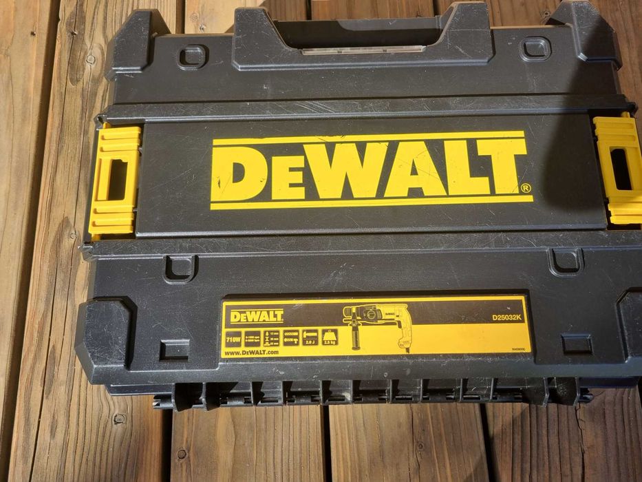 Młotowiertarka DeWalt D25032 moc 710W