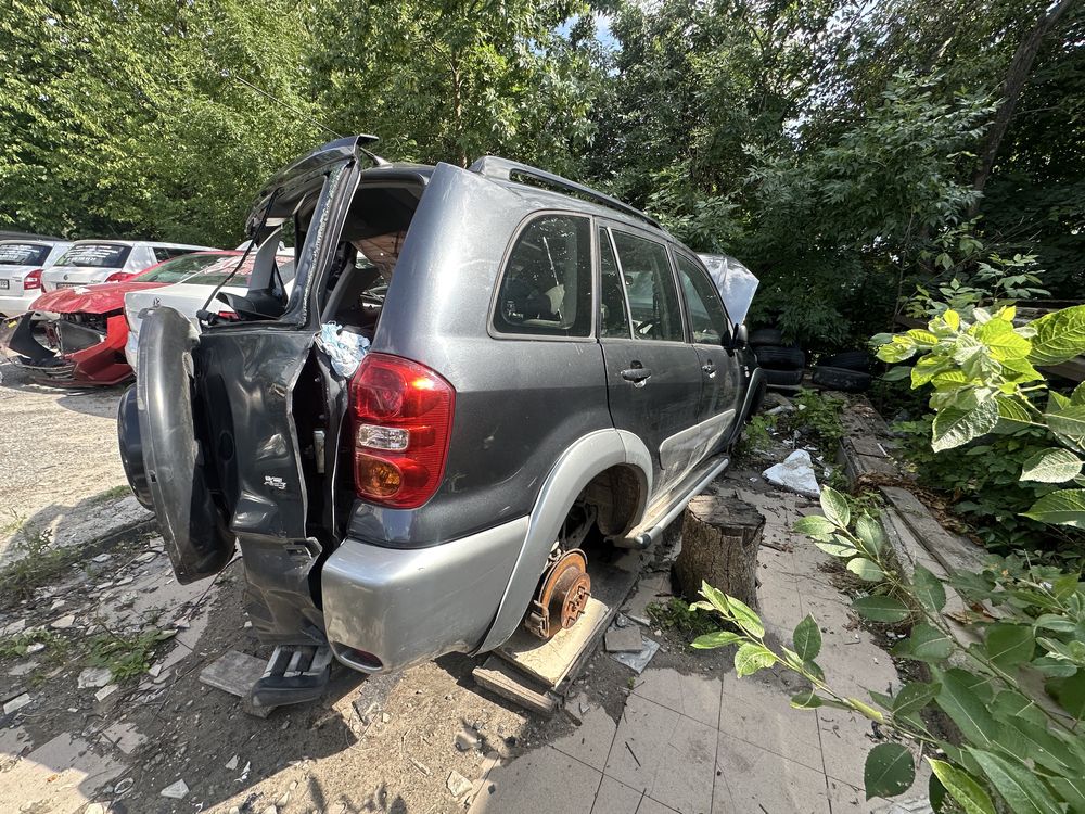 Toyota Rav 4 двигун і передня частина в відмінному стані