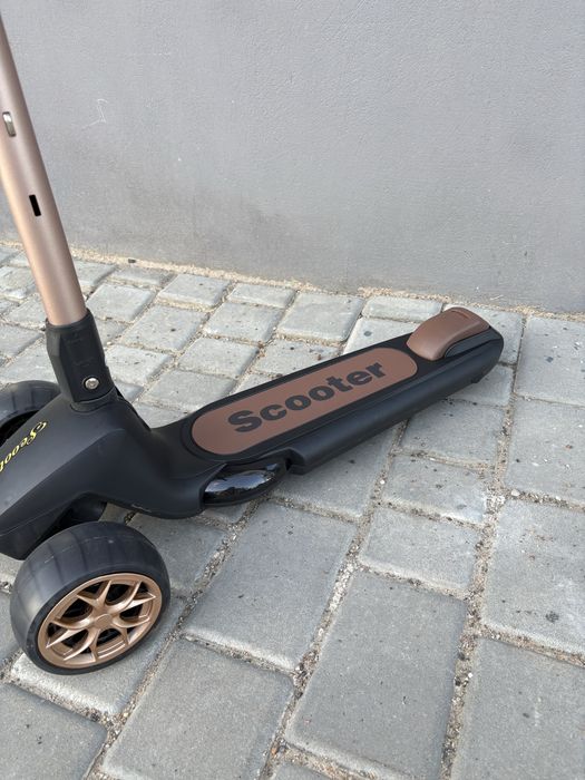 Продам трехколесный музыкальный самокат новый, есть нюанс