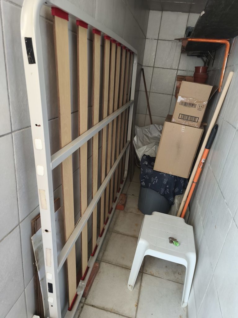 Vendo estrado cama com pés