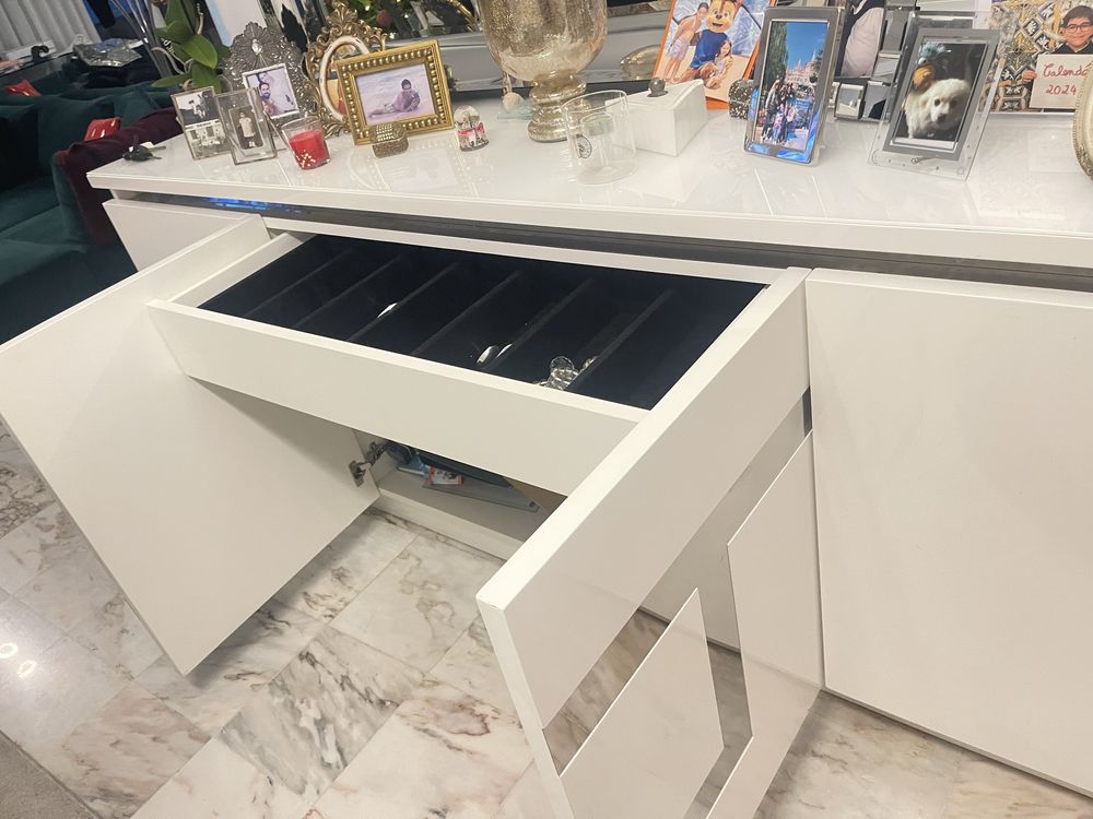 Aparador moderno branco lacado com detalhe espelhado ( excelente estad