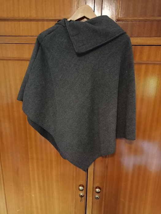Capa/poncho cinzento
