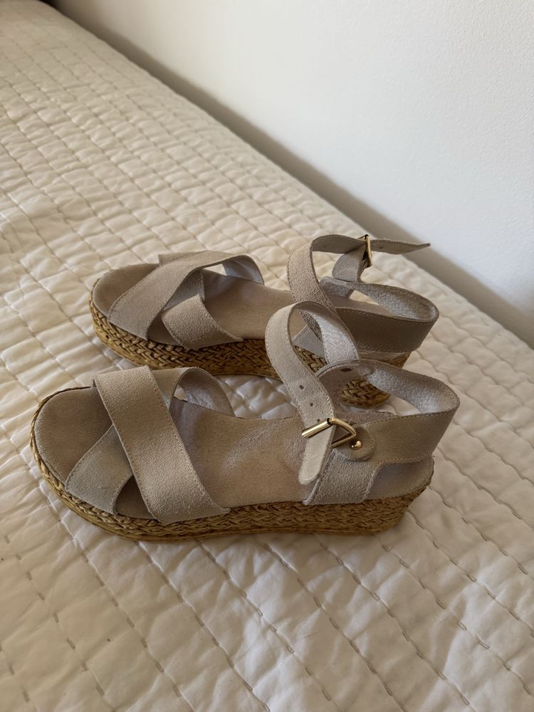 Sandalias de pele