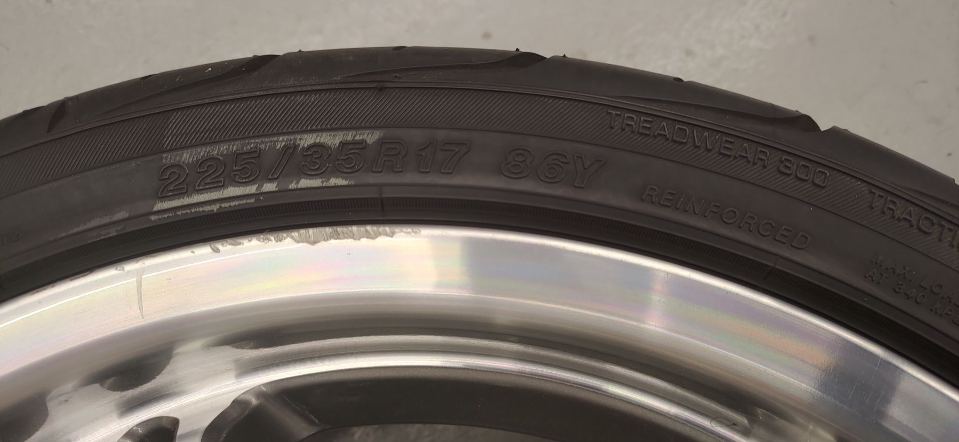 Pneu yokohama 225/35 R17