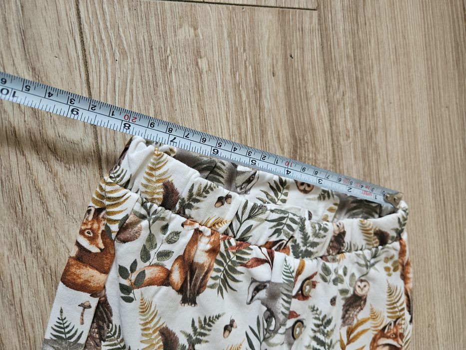 Spodnie newbie jesienne wzory lekko ocieplane liście leśne zwierzątka