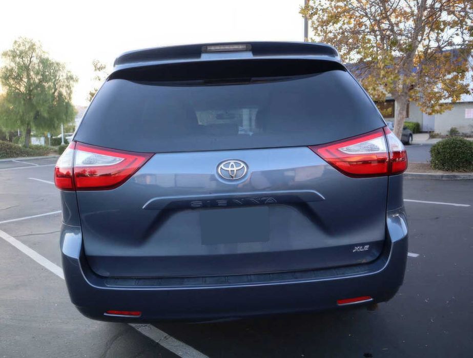 Toyota Sienna XLE      2017