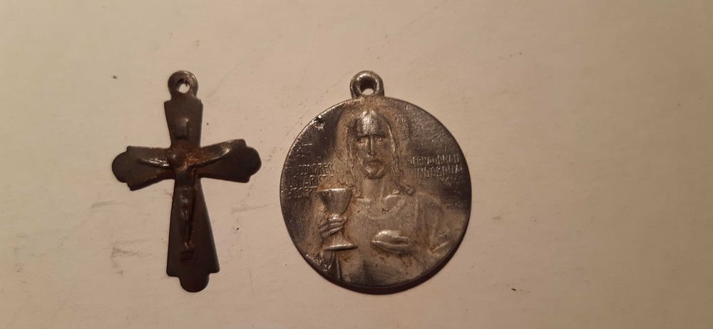 stare dewocjonalia , wisiorki świetych i krzyżyk pamiątka prl