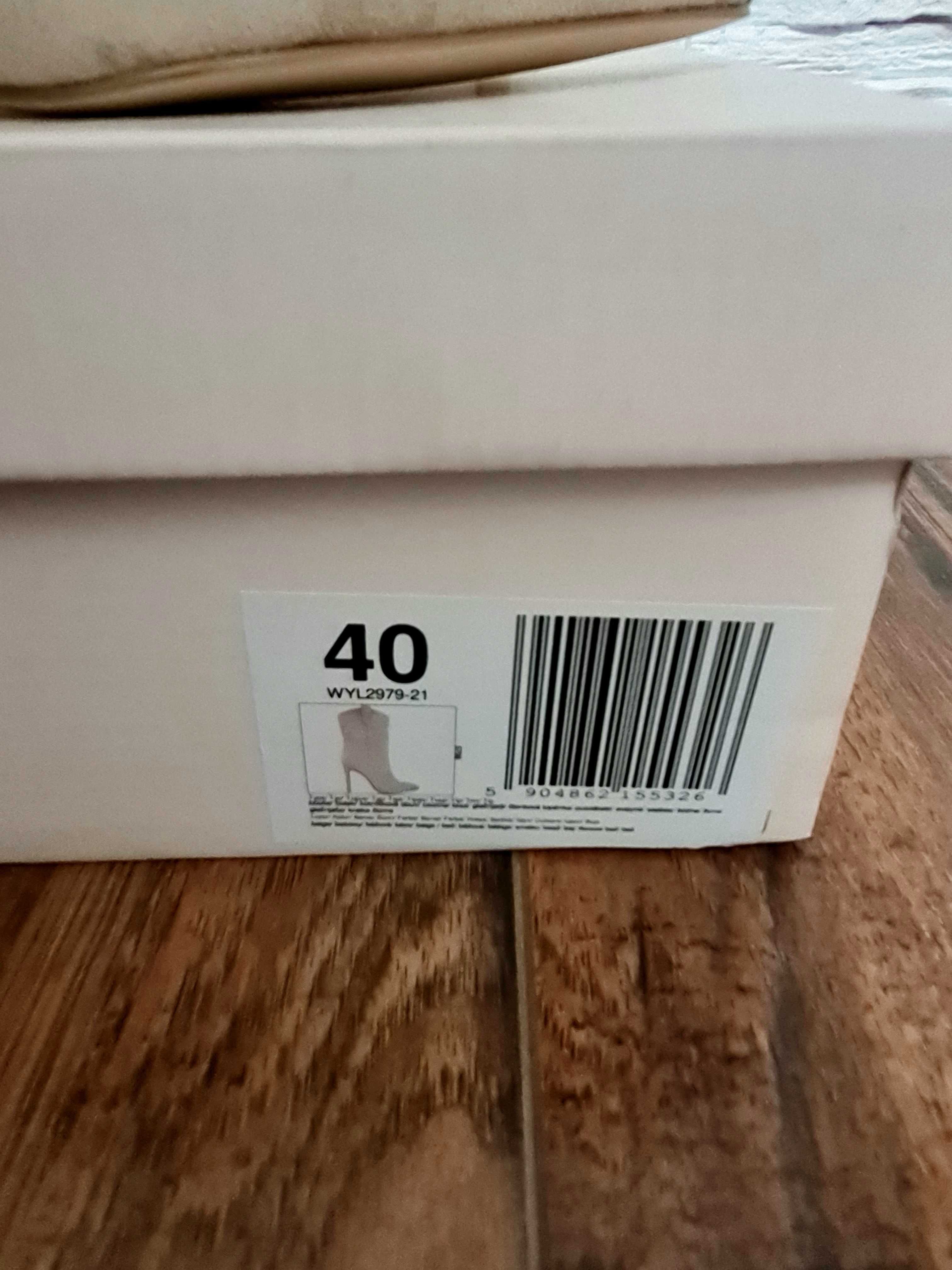 Botki na obcasie zamszowe beżowe deezee ccc 40
